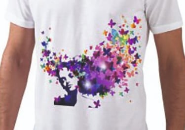 Imagen de una camiseta sublimada con un diseño de una silueta y una bandada de mariposas de colores.