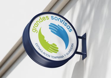 Letrero de un negocio de estimulación temprana y guardería que contiene el logo del negocio