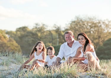 jeune parents avec leurs enfant heureux en promenade dans la nature