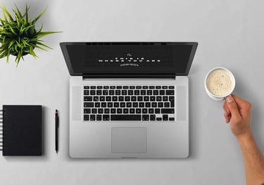 un ordinateur portable avec une tasse de café
