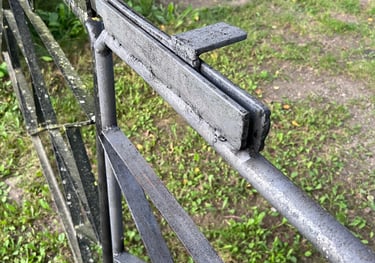 lāzertīrīšana metāla vārtiem