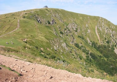 sommet du Hohneck troisième plus haut sommet du massif avec 1363 m , un hotel au sommet accessible en voiture l'été