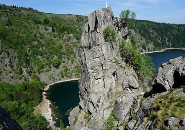 rocher Hans surplombant le lac Blanc en forme de ruine surplombé de la Vierge legendes