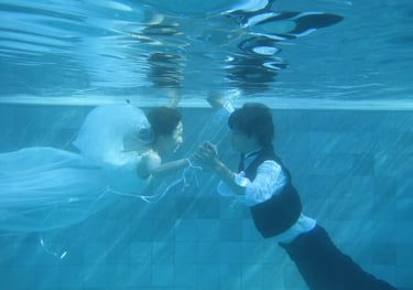 水中でウエディングドレスフォト
