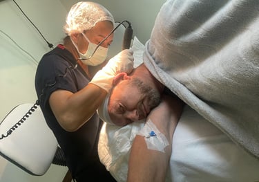 Extracting hair follicles for a hair transplant in Izmir, Turkey