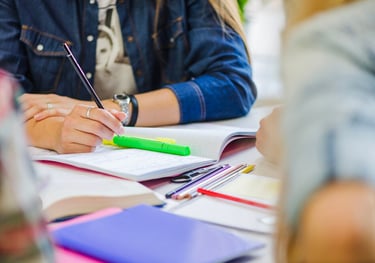 adolescents qui etudient pour leur examen
