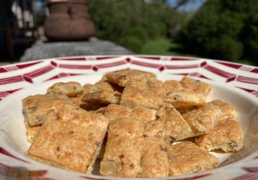 Assiette de biscuits artisanaux, sablés noix ail cantal de la biscuiterie de l'Apothicaire