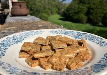 Assiette de biscuits artisanaux, sablés noix roquefort de la biscuiterie de l'Apothicaire