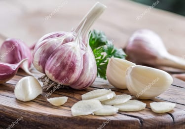 cabeza de ajos y ajos cortados