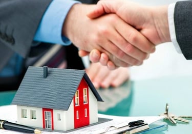 Firma de contratos de arriendo con apoyo legal para propietarios.