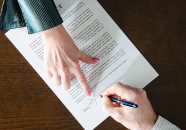 Firma de contrato legal con asesoría profesional en derecho civil.