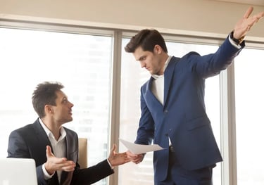 Abogado asesorando a trabajador ante despido injustificado y reclamo laboral.