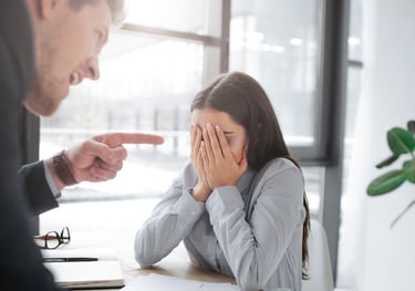 Empleada afectada por discriminación laboral recibiendo asesoría legal.