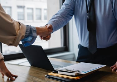 Asesor legal explicando cambios en contrato y condiciones laborales a un empleado