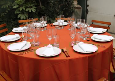 Alquiler de mesas con mantel y sillas