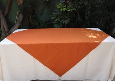 Alquiler de mesas con mantel y sillas