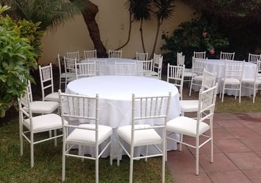 Alquiler de mesas con mantel y sillas