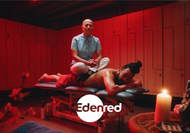 zayera sitter på en massagebänk edenred