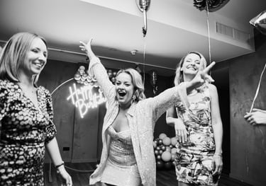 Kobiety ubrane w wyjściowe sukienki na imprezie