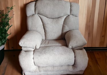 Sillón reclinable con sistema de masajes y mecedora