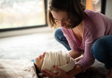 Femme tenant la tête d'une femme dans ses mains avec un rebozo- photo @Marie Pierson