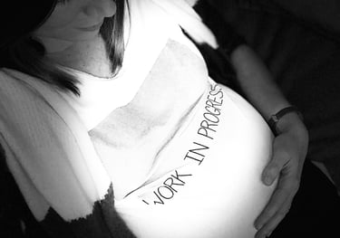 Femme enceinte posant la main sur son ventre rond