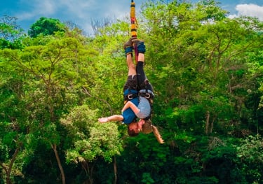 salto en pareja del bungee Jumping