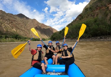 personas felices practicando rafting y posando en el cañon 