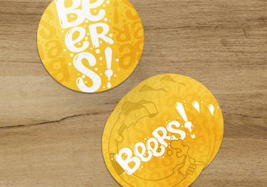 Sous-bocks personnalisés BEERS! Deux logos en jaune, design par Marion Guizzardi, directrice artistique, Montpellier.