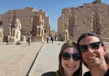 turistas brasileiros em lua de mel posa em frente ao Templo de Luxor, no Egito, Pacote Egito Clássico com Mar Vermelho.