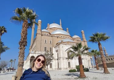 Momento especial de um viajante na imponente Mesquita de Alabastro: experiência inesquecível com o Guia de Egito 2026 .