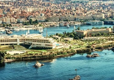 Vista panorâmica das ilhas em Assuão com águas cristalinas do Rio Nilo, areias douradas e contraste natural, guia de Egito