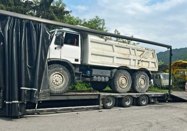 Transport eines großen Kipper LKW