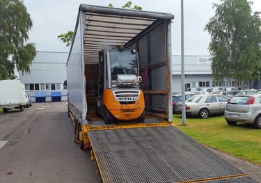 Staplertransporter mit 9 to. Ladebordwand