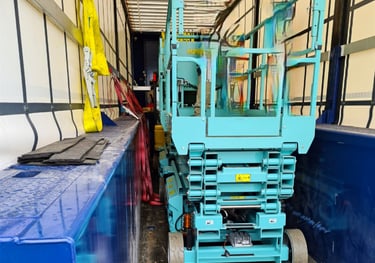 Transport einer Arbeitsbühne mit Tieflader