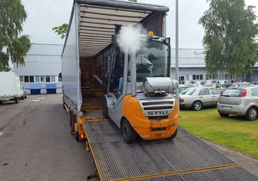 Staplertransporter mit 9 to. Ladebordwand