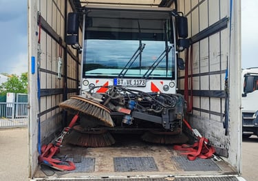 Transport einer Kehrmaschine