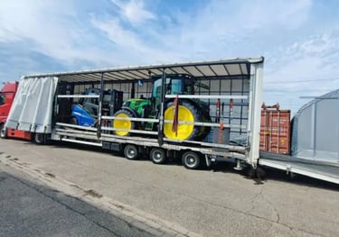 Traktor und Stapler auf LKW