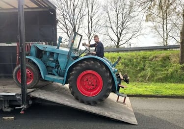 Transport eines Oldtimer Traktor