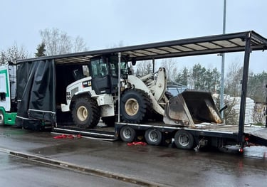 Baumaschinentransport mit Tieflader