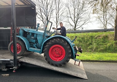 Transport eines Oldtimer Traktor