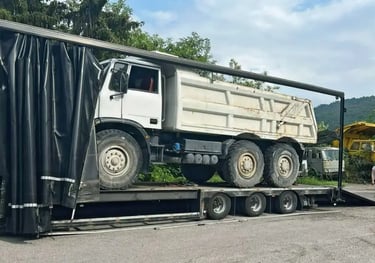 Transport eines großen Kipper LKW