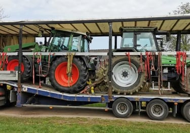 Transport von 2 Traktoren auf Tieflader