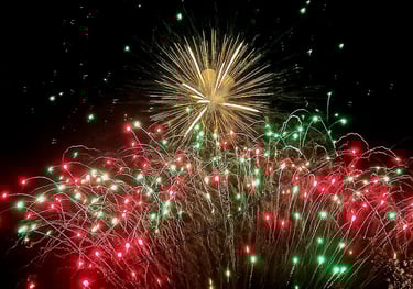 feu d'artifice coloré illuminant le ciel nocturne