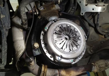 Sostituzione kit frizione su un'auto nell'Officina Spione