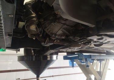 cambio olio su un'auto nell'officina Spione