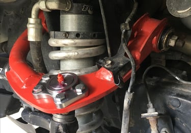 montaggio braccio nuovo su un'auto nell'officina Spione