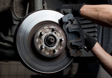 Sostituzione freni su un auto nell'Officina Spione