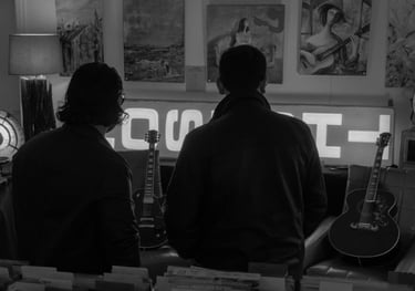 Deux hommes regardent des guitares