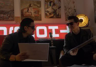 Deux hommes regardent des vinyles